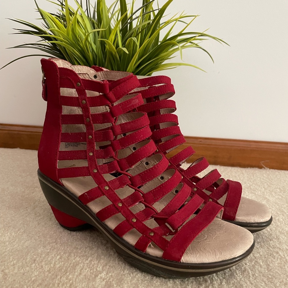 Size 7 Red strappy Jambu!